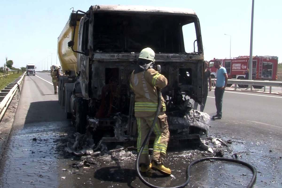 İstanbul Havalimanı yolunda hafriyat kamyonu yandı