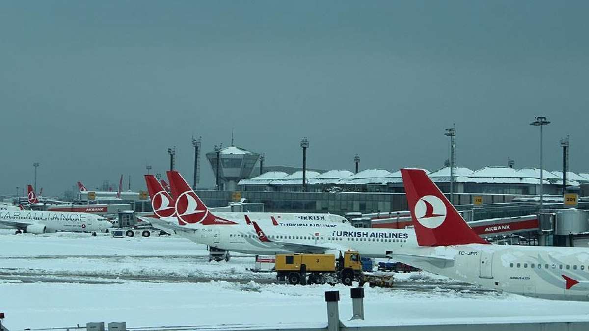 İstanbul Havalimanı'ndaki uçuşlar kar yağışına rağmen sürüyor