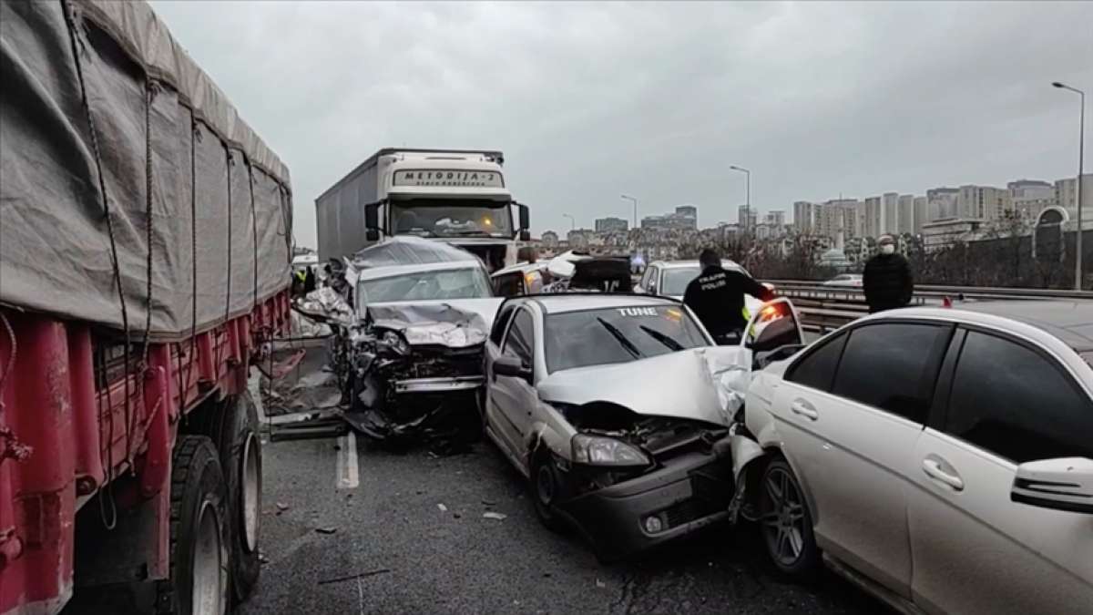 İstanbul TEM otoyolunda zincirleme trafik kazası