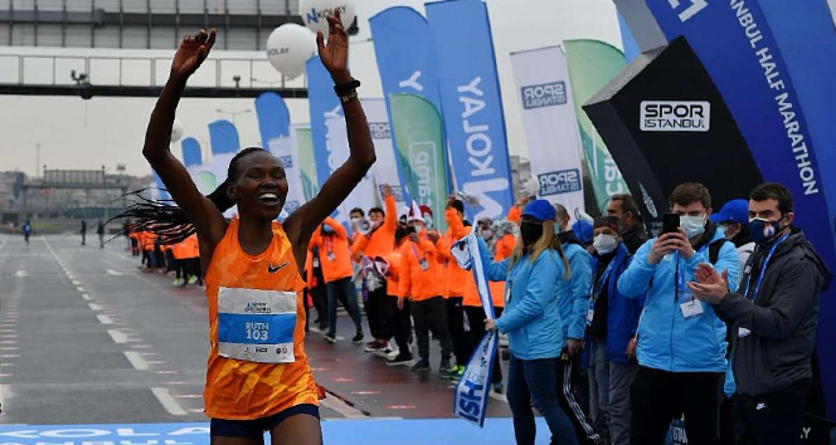 İstanbul Yarı Maratonu'nda Kenyalı atlet Ruth Chepngetich, Dünya Rekoru kırarak şampiyon oldu