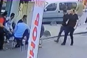 İstanbul’da akıl almaz olay kamerada: Korkutmak için yere açtığı ateşle adamı vurdu