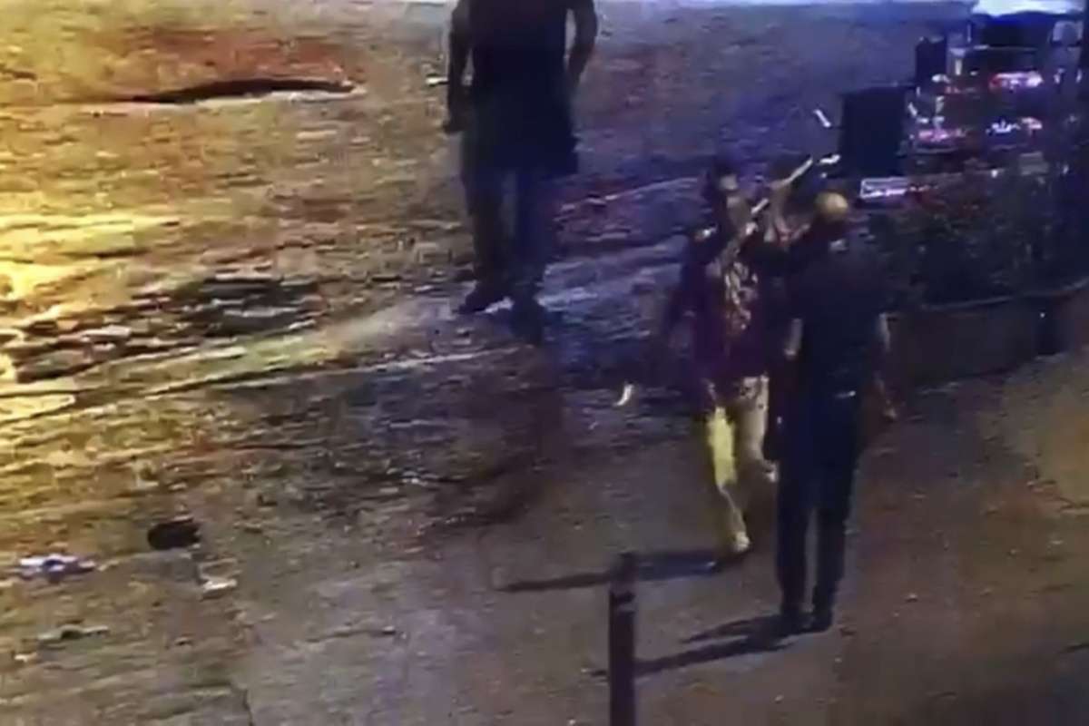 İstanbul'da alkollü şahısların “kılıç kalkan oyunu” gibi bıçaklı kavgası kamerada