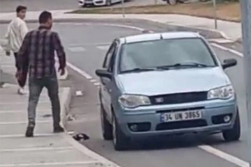 İstanbul'da barışma teklifi kavgası kamerada: Dövdüğü kadın aracı taşladı