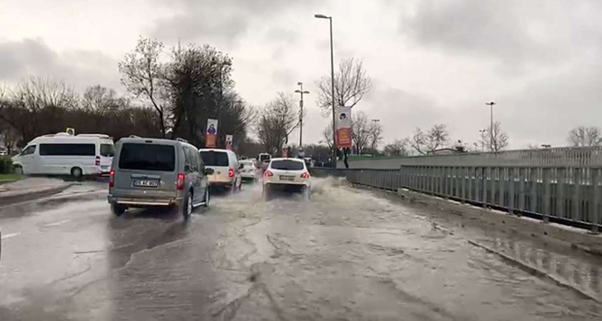 İstanbul'da bazı caddelerde su birikintileri oluştu