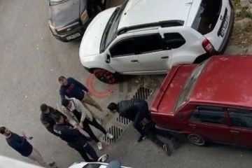İstanbul’da bıçaklı gaspçıların yakalandığı anlar kamerada: Polise yemin ederek yalvardılar