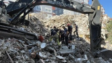 İstanbul'da bina çöktü! Enkaz altında kalan işçi kurtarıldı