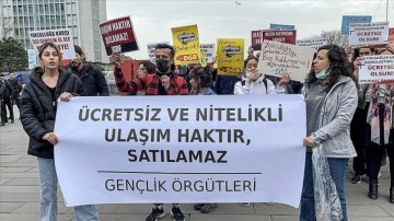 İstanbul'da bir grup öğrenci toplu ulaşıma yapılan zamları protesto etti