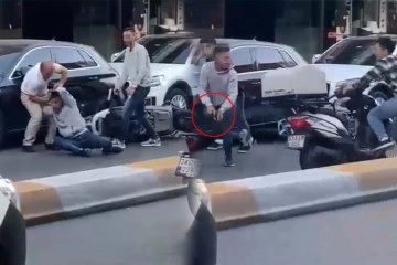 İstanbul’da cadde ortasında silahlı çatışma kamerada: 2 yaralı, 3 gözaltı