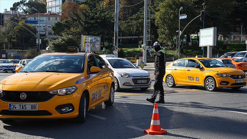 İstanbul'da çok sayıda taksici, taksimetre güncellemesi için sırada bekliyor