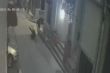 İstanbul&rsquo;da dehşet anları: Babasına k&uuml;freden şahsı 5 yerinden bı&ccedil;akladı