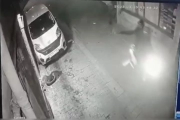 İstanbul&rsquo;da dehşet anları kamerada: Motosikletini yakıp, işyerini kurşunladılar