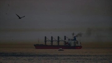 İstanbul'da denizin üzerinde kahverengi toz bulutu oluştu