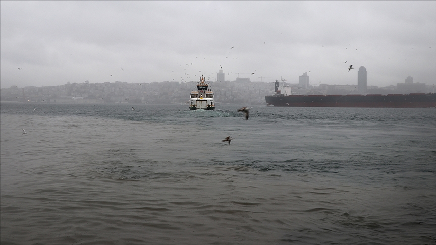 İstanbul'da etkili olan sağanak Üsküdar'da denizin rengini değiştirdi