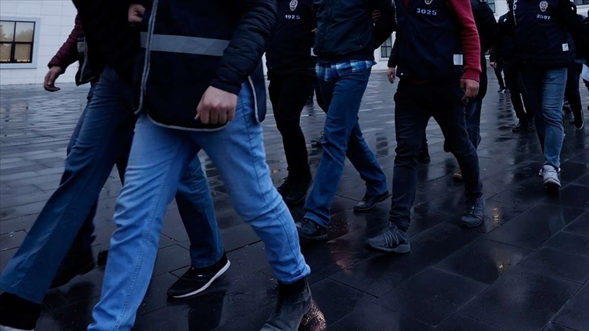 İstanbul'da FETÖ'den aranan şüphelilere operasyon: 30 gözaltı