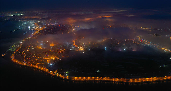 İstanbul'da gece masalsı sis manzarası