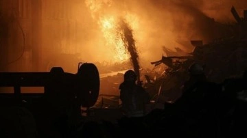 İstanbul'da geri dönüşüm fabrikasındaki yangını söndürme çalışmaları sürüyor