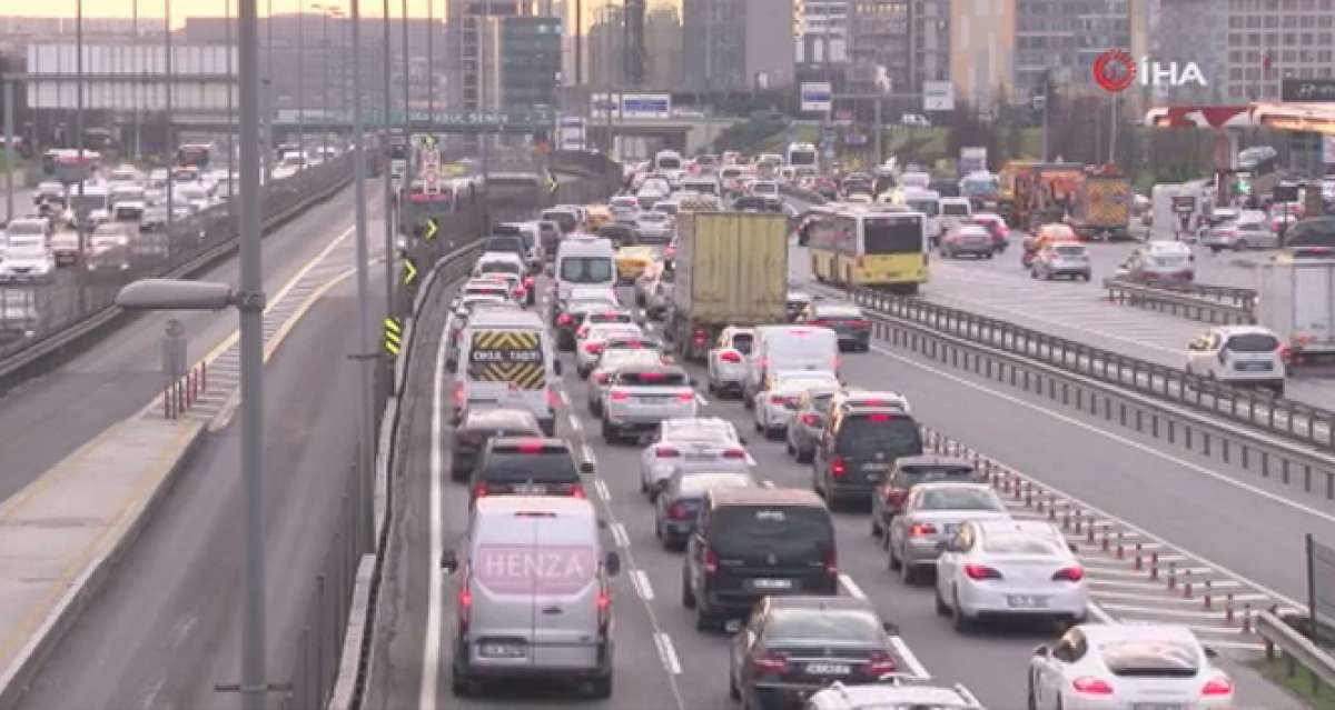 İstanbul'da haftanın son gününde trafik yoğunluğu