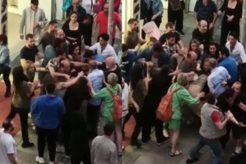 İstanbul’da iki kadın esnafın yer kavgası kamerada