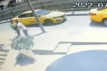 İstanbul'da kadına kapkaç anları kamerada: Şahsı kovalarken yere düştü