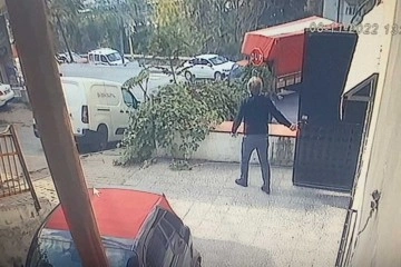 İstanbul’da kamyonet dehşeti kamerada: 5 araç pert oldu