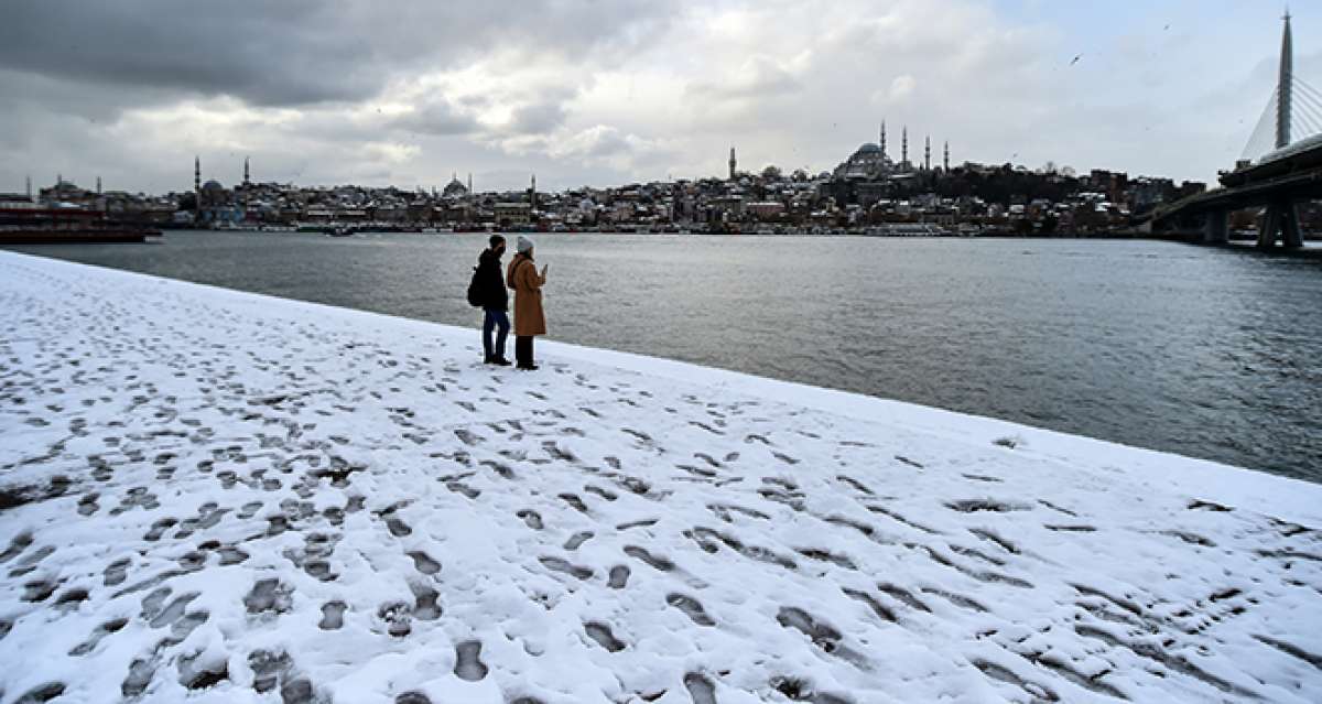 İstanbul'da kar şehri terk ediyor