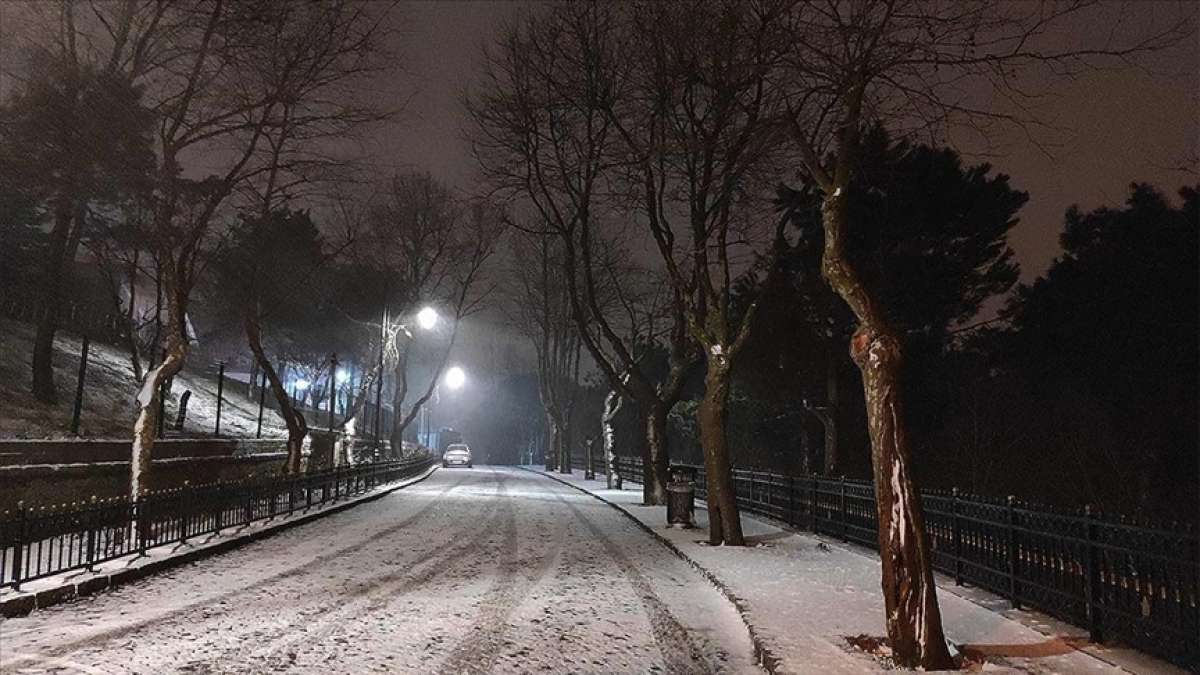 İstanbul'da kar yağışı etkisini artırarak sürdürüyor