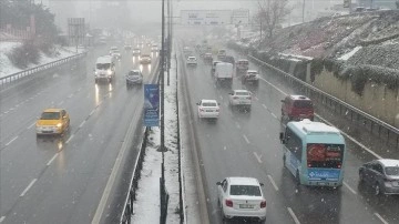 İstanbul'da kar yağışı yarın öğlene kadar aralıklarla sürecek