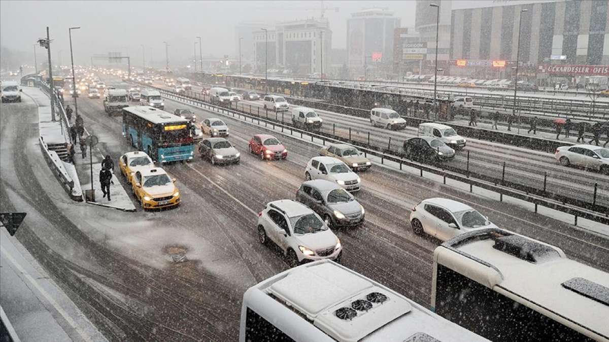 İstanbul'da kar yağışının etkisiyle trafikte yoğunluk yaşanıyor