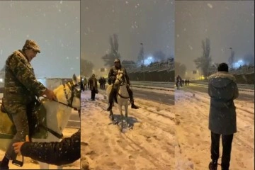 İstanbul’da karda ilginç görüntü: Yollar kapanınca atla gezmeye çıktı