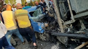 İstanbul'da karşı şeride geçen tır otomobilin üzerine devrildi: 1 ölü