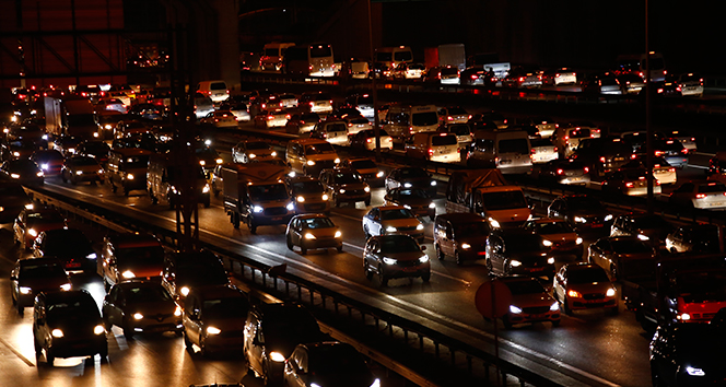 İstanbul'da kısıtlama öncesi trafik kilitlendi: Yoğunluk yüzde 72'lere ulaştı