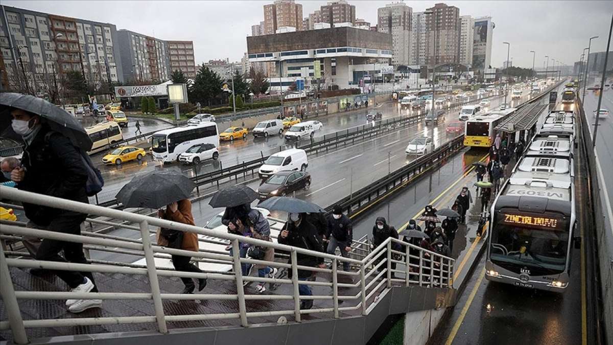 İstanbul'da kısıtlamanın sona ermesinin ardından sağanak yağışın etkisiyle trafik yoğunluğu art