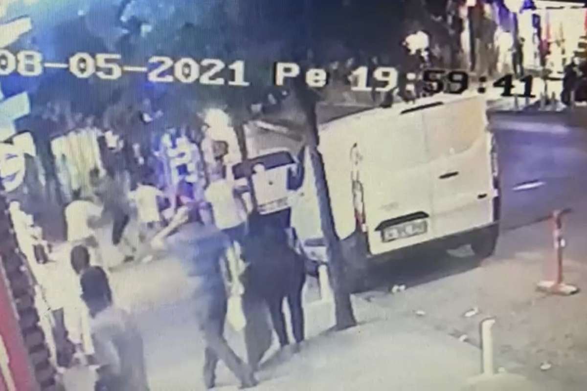 İstanbul'da korkunç cinayet kamerada: İzmarit kavgasında çakıyla kalbinden bıçakladı