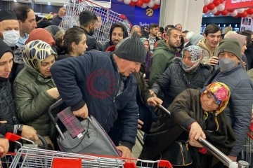 İstanbul’da market açılışında 'indirim' izdihamı