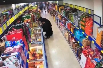 İstanbul’da marketten hırsızlık yapan kadın kamerada!