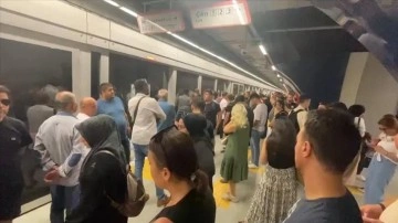 İstanbul'da metro hattındaki arıza nedeniyle yolcular durakta yoğunluk oluşturdu