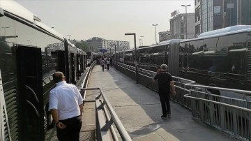 İstanbul'da metrobüs arızalandı, seferlerde aksama yaşandı