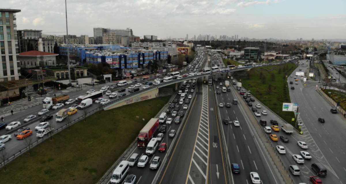 İstanbul'da metrobüs duraklarında dikkat çeken yoğunluk