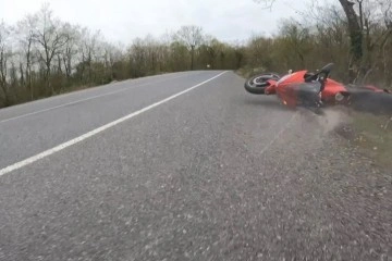 İstanbul’da motosikletlinin ölümden döndüğü kaza kamerada