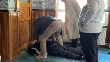 İstanbul'da namaz kılarken kalbi duran bir vatandaşı cami cemaati kurtardı
