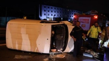 İstanbul'da otomobile çarpıp devrilen hafif ticari aracın sürücüsü yaralandı