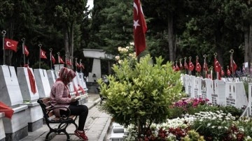 İstanbul'da şehit ailelerinin Edirnekapı Şehitliği'ni ziyaretleri sürdü