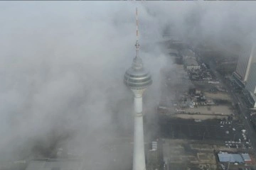 İstanbul’da sis bulutlarının arasında kalan Tv kulesi, kartpostallık manzaralar oluşturdu