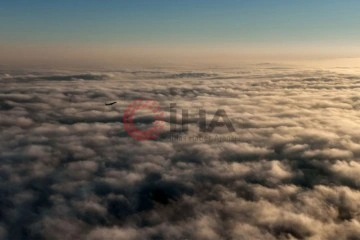 İstanbul’da sis bulutlarının içinden çıkan uçaklar, havadan görüntülendi