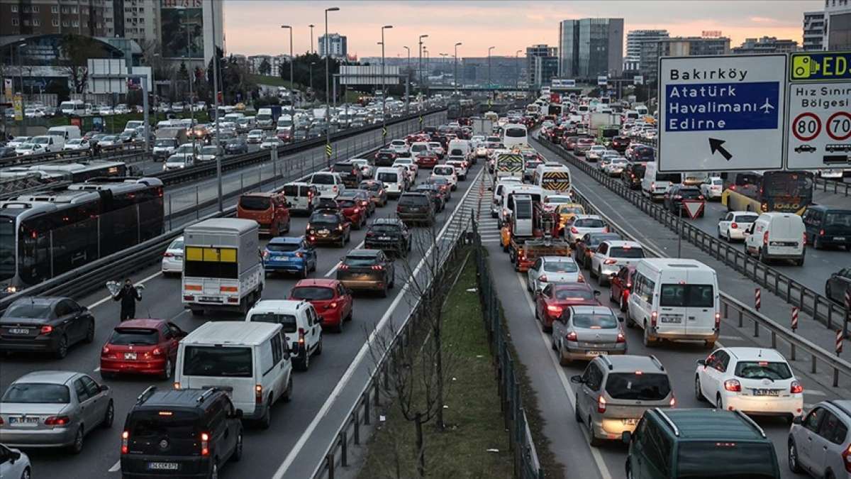 İstanbul'da sokağa çıkma kısıtlaması öncesi trafikte yoğunluk yaşanıyor