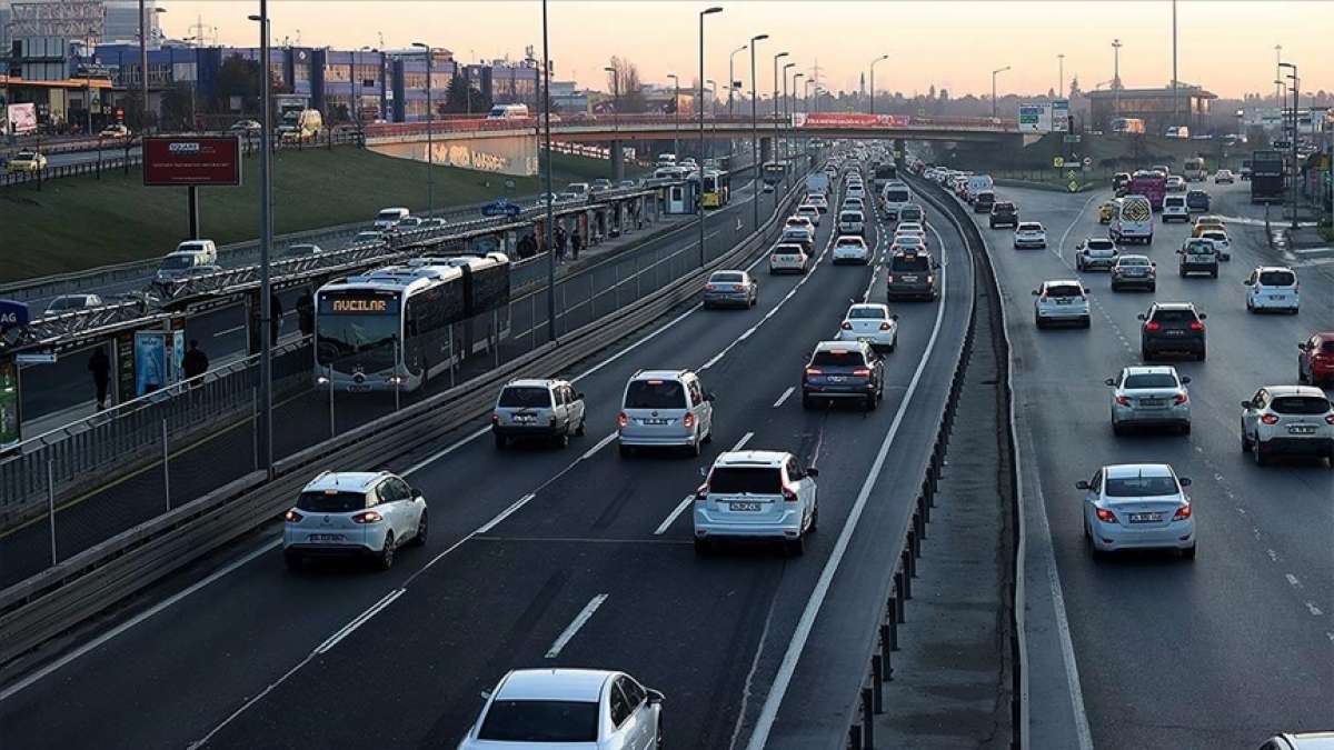 İstanbul'da, sokağa çıkma kısıtlamasının sona ermesiyle trafik yoğunluğu arttı
