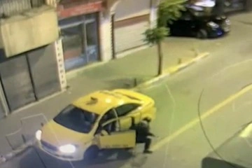 İstanbul’da taksi gaspı kamerada: Taksici arkasına bile bakmadan kaçtı