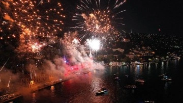 İstanbul'da tarihi mekanlara ''Zafer Bayramı'' ışıklandırması