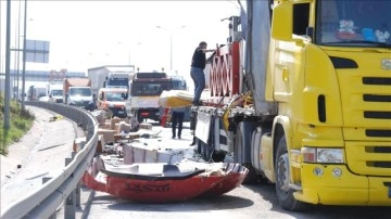 İstanbul'da TEM Otoyolu'nda tır kazası nedeniyle uzun araç kuyruğu oluştu