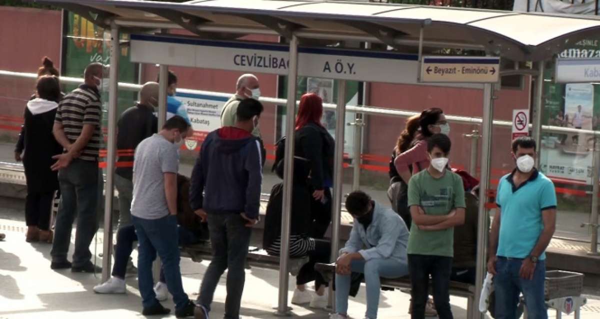İstanbul'da toplu taşıma duraklarında yoğunluk